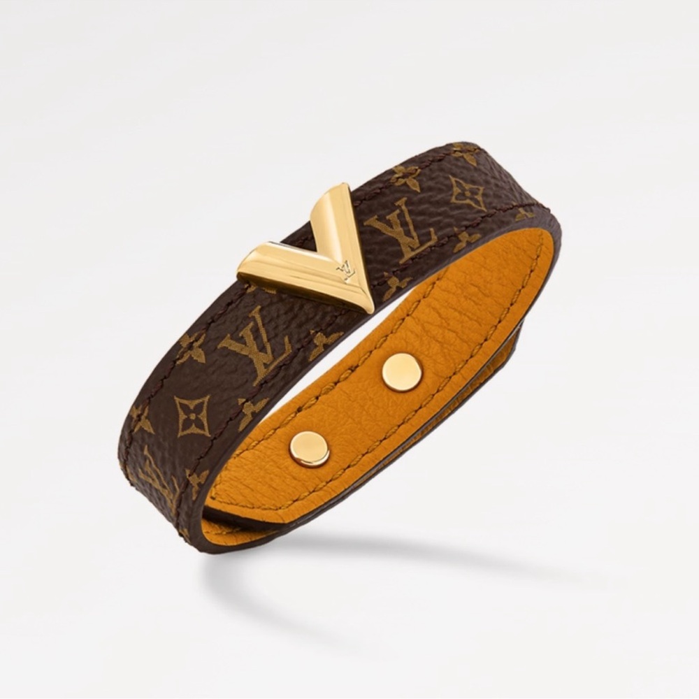 Like New. Louis Vuitton - Essential V Bracelet Full Set